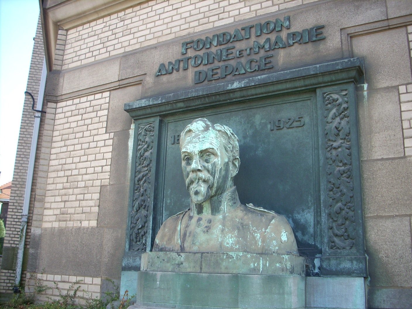 Antoine Depage monument, Croix-Rouge historical building, Brussels - 02.JPG